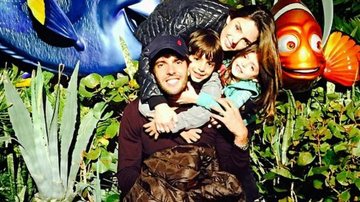 Carol Celico posa com Kaká e os filhos - Instagram/Reprodução