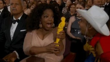 Oprah Winfrey fica surpresa ao ganhar Oscar de brinquedo - Twitter/Reprodução