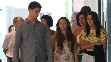 Vinícius Bonemer com a namorada e os pais, William Bonner e Fátima Bernardes - Fabio Moreno/AgNews