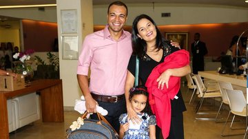 Luciele Camargo deixa maternidade com o filho - Manuela Scarpa/ PhotoRioNews