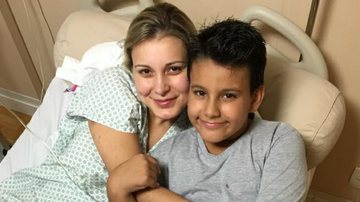 Andressa Urach recebe visita do filho no hospital - CO Assessoria/Divulgação