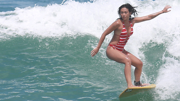 Daniele Suzuki surfa na praia da Macumba RJ - Dilson Silva / AgNews