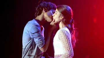Mili e Mosca se beijam em Chiquititas - Lourival Ribeiro/SBT
