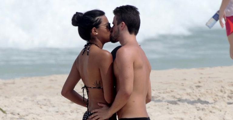 Ex-BBBs Talita e Rafael trocam beijos na praia - Wallace Barbosa/AgNews