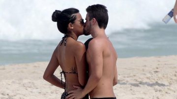 Ex-BBBs Talita e Rafael trocam beijos na praia - Wallace Barbosa/AgNews