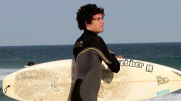 Felipe Dylon aproveita dia de sol para surfar - Photo Rio News