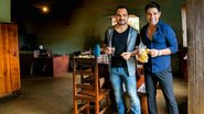 Em Pirenópolis, na casa onde viveram, os irmãos degustam café e biscoito de queijo feito pela atual proprietária do local. - Caio Guimarães