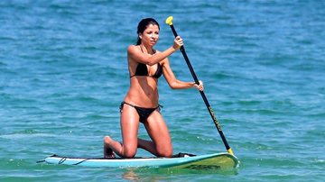 Ana Lima faz stand up paddle no Rio - Dilson Silva/AgNews