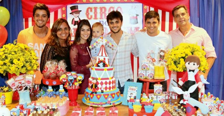 Entre os pais, Mariana  e Felipe, o bebê ganha  o carinho ainda dos tios Rodrigo Simas e Bruno Gissoni e dos avós Ana e Beto. - CLEOMIR TAVARES