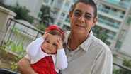Zeca Pagodinho e sua neta em lançamento do novo CD do cantor - Graça Paes/ Photo Rio News