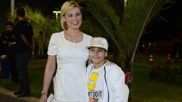 Com o filho, Andressa Urach vai ao aniversário de MC Gui - Leo Franco / AgNews