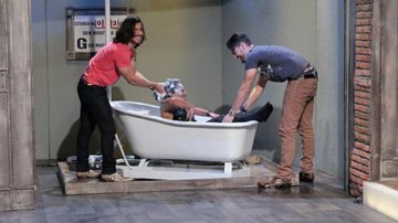 Munhoz e Mariano dão banho em Juliana no The Noite - Leonardo Nones/SBT