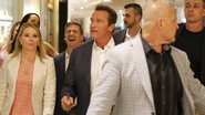Cercado de seguranças, o astro Arnold Schwarzenegger e amada, Heather Milligan - PHOTO RIO NEWS