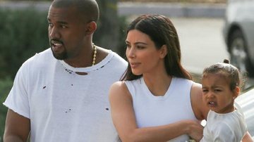 Kim Kardashian, Kanye West e North West - AKM-GSI/Splash News