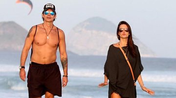 Alessandra Ambrósio passeia com amigo na praia da Barra - André Freitas/AgNews