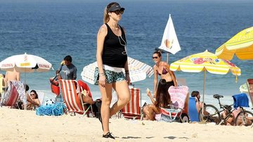 Grávida, Luana Piovani caminha na praia - Jc Pereira / AgNews