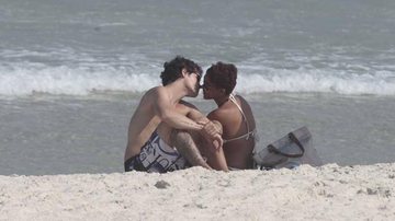 Felipe Dylon e Aparecida Petrowky na praia - Wallace Barbosa/AgNews