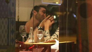 Amanda Djehdian troca beijos com rapaz em restaurante de São Paulo - Thiago Duran / AgNews