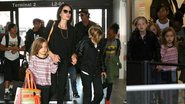 Angelina Jolie e Brad Pitt viajam com os filhos - AKM-GSI/Splash News