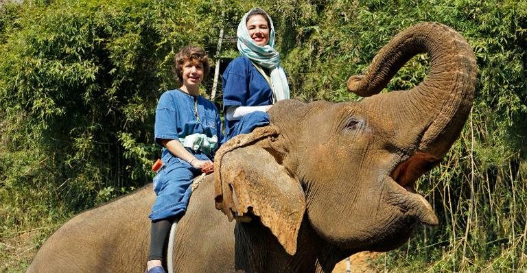 Com o filho Lucas Jagger, Luciana faz passeio de elefante em parque de Chiang Rai, ao norte do país. - VIEIRA PRESS