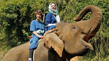 Com o filho Lucas Jagger, Luciana faz passeio de elefante em parque de Chiang Rai, ao norte do país. - VIEIRA PRESS