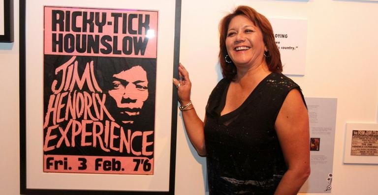 Janie Hendrix, irmã de Jimi Hendrix, visita exposição em SP - Paduardo / AgNews