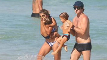 Marcelo Serrado se diverte com a mulher e os filhos na praia - Dilson Silva/AgNews