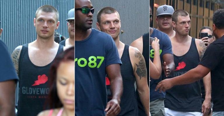 Nick Carter, dos 'Backstreet Boys', é rodeado por fãs no Rio de Janeiro - AgNews