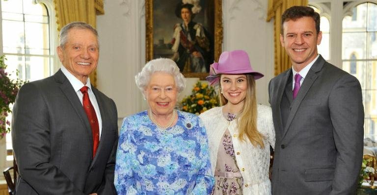 A feliz visita de Monty, Elizabeth II e do casal Juliana e Eduardo na sala de estar do Castelo de Windsor. - EVA ZIELINSKI-MILLAR