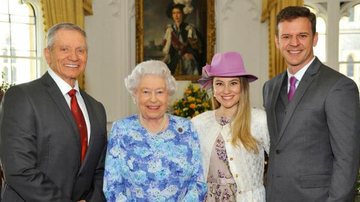 A feliz visita de Monty, Elizabeth II e do casal Juliana e Eduardo na sala de estar do Castelo de Windsor. - EVA ZIELINSKI-MILLAR