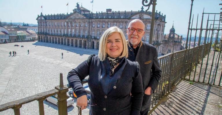 O casal curte a vista da Praça do Obradoiro com o Palácio de Raxoi ao fundo. - ÁLVARO TEIXEIRA