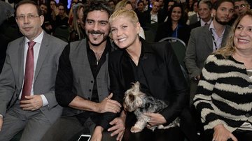 Xuxa e Junno Andrade levam cachorrinho em evento empresarial - Francisco Cepeda/ Agnews