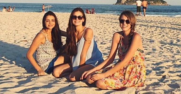 Camila Queiroz com as irmãs Melina e Caroline - Instagram/Reprodução