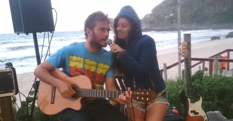 Pedro Sol faz show na prainha com a irmã Ana Terra Blanco - Divulgação