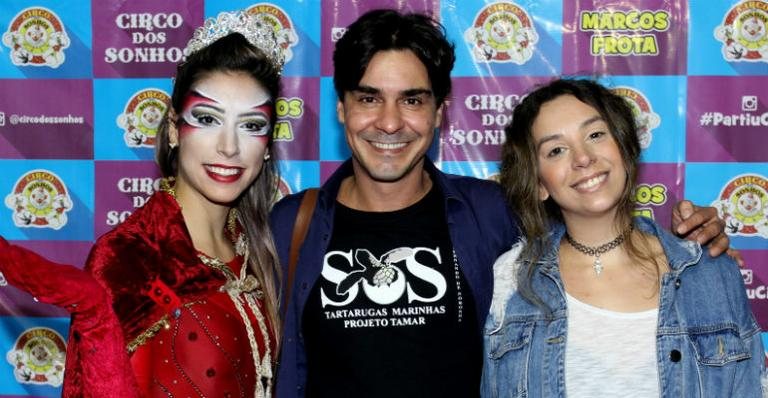 Com a namorada, André Gonçalves assiste a apresentação do Circo dos Sonhos - Alex Palarea / AgNews