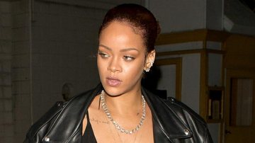 Rihanna se descuida e deixa piercing íntimo à mostra - AKM-GSI/Splash