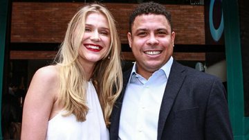 Ronaldo troca carinho com Celina Locks em restaurante de São Paulo - Raphael Castello/AgNews
