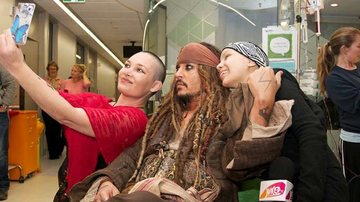 Johnny Depp visita crianças em hospital vestido como Jack Sparrow - Reprodução / Children's Hospital Foundation