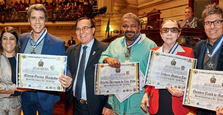 Em evento solene na Câmara Municipal do Rio, Rita Barros entrega o certificado a Marcio, ao lado do ex-senador João Carlos Bruno e de Arlindo, Fernanda e Evandro. - CADU PILOTTO
