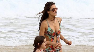 Alessandra Ambrósio brinca com os filhos em praia - Agnews