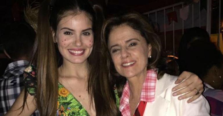 Camila Queiroz e Marieta Severo - Twitter/Reprodução