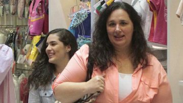 Lívian Aragão mostra semelhança com a mãe durante passeio em shopping - Wallace Barbosa/AgNews