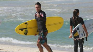 Juliano Cazarré aproveita a segunda-feira para praticar surf no Rio de Janeiro - AgNews/Dilson Silva
