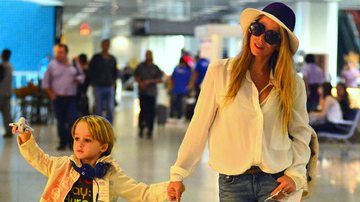 Danielle Winits embarca com o filho, Guy, em aeroporto do Rio de Janeiro - William Oda/AgNews