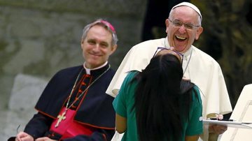 Papa Francisco recebe jovens brasileiros do Movimento Eucarístico Jovem no Vaticano - Reuters