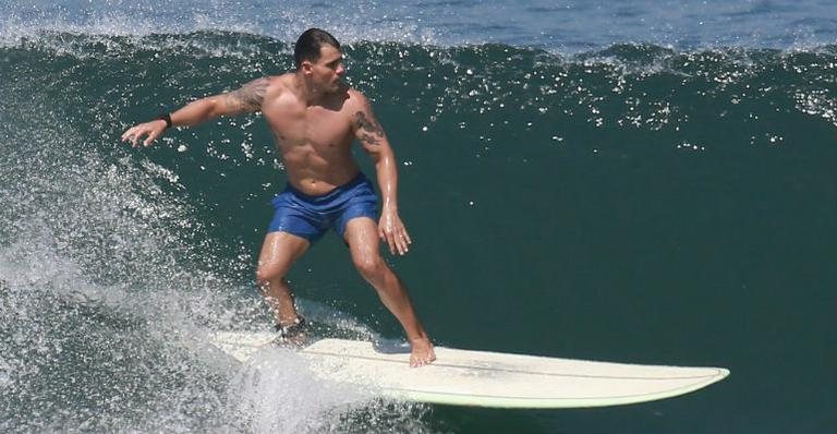 Juliano Cazarré surfa na praia da Macumba no Rio de Janeiro - AGNEWS/AgNews