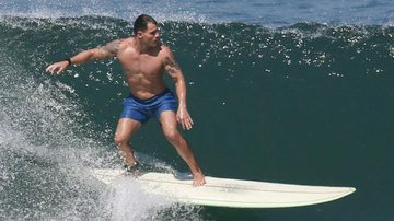 Juliano Cazarré surfa na praia da Macumba no Rio de Janeiro - AGNEWS/AgNews