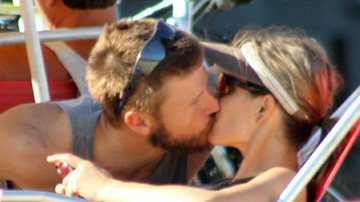 Fernanda Lima e Rodrigo Hilbert trocam beijos em praia do Rio - JC Pereira/AgNews