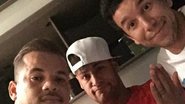 Com caxumba, Neymar posa com seus amigos em Barcelona - Instagram/Reprodução