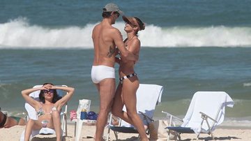 Giba com a esposa na praia - AgNews